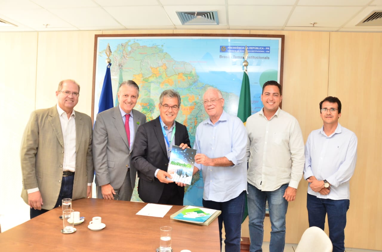 Secretário de Indústria e Comércio, Joel de Sant’Anna Braga Filho, se reúne com novo presidente da ApexBrasil, Jorge Viana (ao centro), em busca de apoio às exportações do agronegócio goiano