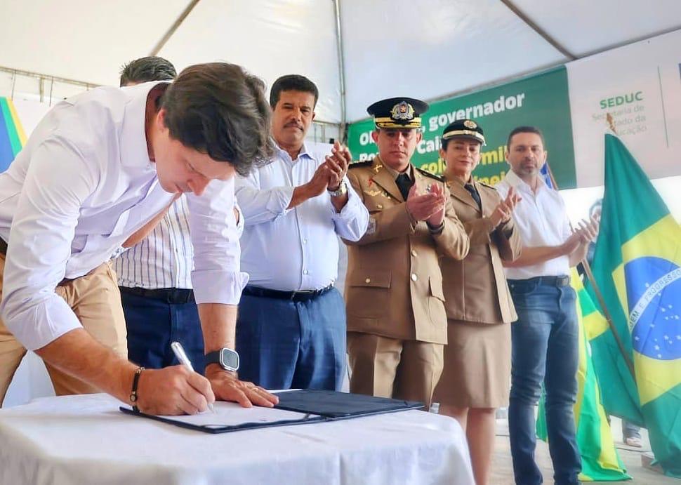 No Sudoeste goiano o vice-governador Daniel Vilela, representando o governador Ronaldo Caiado, dá início ao ano letivo e à entrega de material escolar e uniformes para todos os alunos da rede estadual