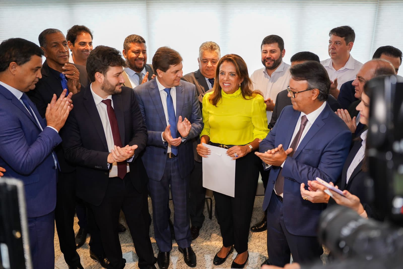 A primeira-dama Gracinha Caiado entrega ao presidente da Alego, deputado Bruno Peixoto, o novo Pacote Social do Governo de Goiás que cria os programas: Goiás Por Elas; Dignidade; Família Acolhedora Goiana e o novo Cofinanciamento Estadual da Assistência Social