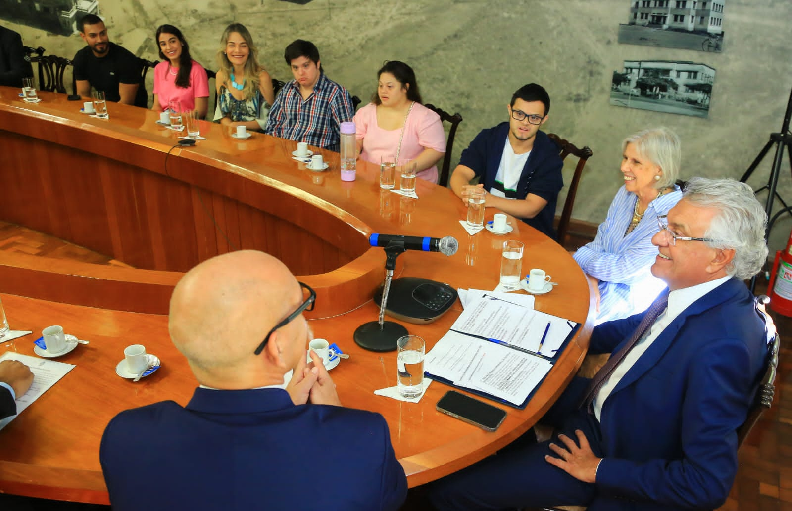 Caiado garante regularização de sede da maior instituição voltada à população com Síndrome de Down em Goiás