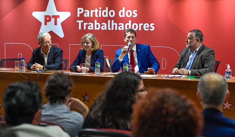 Mesa de abertura foi composta por Jilmar Tatto, Gleisi Hoffmann, Paulo Okamoto e Paulo Pimenta