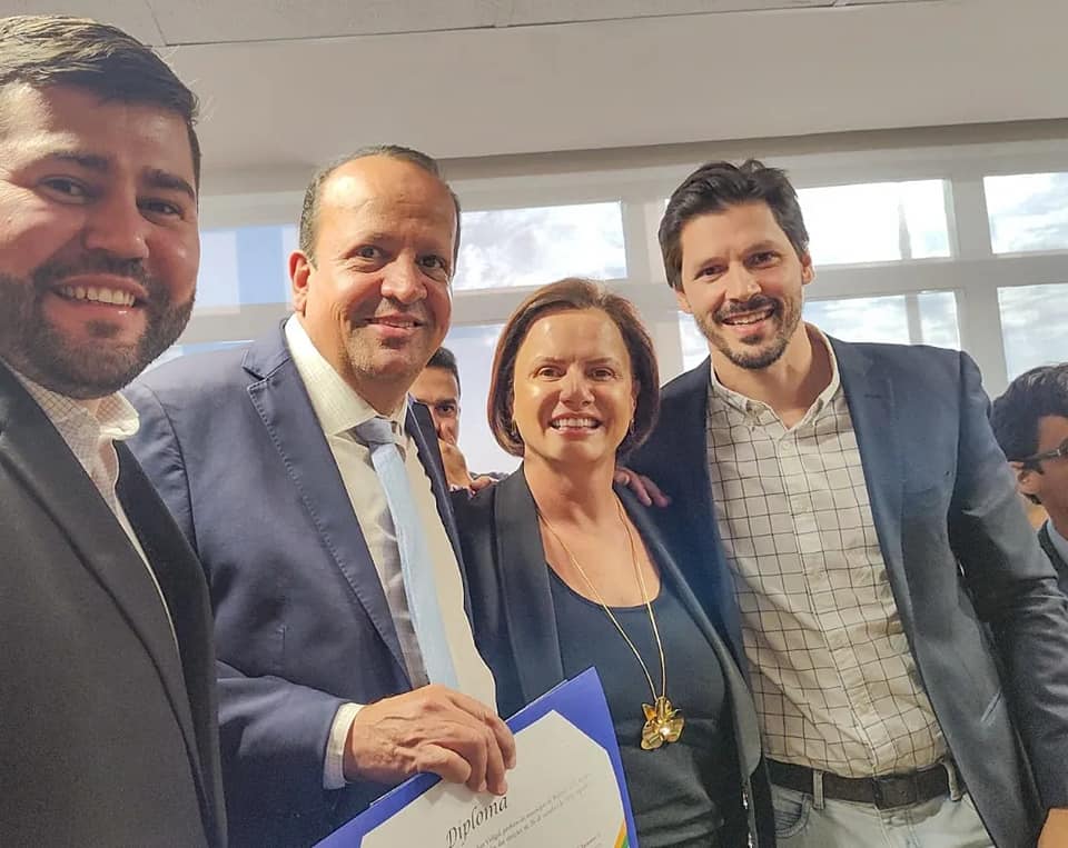 Ao lado da Prefeita Ana Paula de Rio Quente, do vice-governador Daniel Vilela, Kleber Marra toma posse da diretoria da (FGM) em cerimônia de recondução do prefeito de Campos Verdes, Haroldo Naves, à presidência da Federação Goiana dos Municípios (FGM).