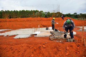 Operários trabalham em obras de casas a custo zero: 6 mil moradias já estão garantidas em 130 municípios